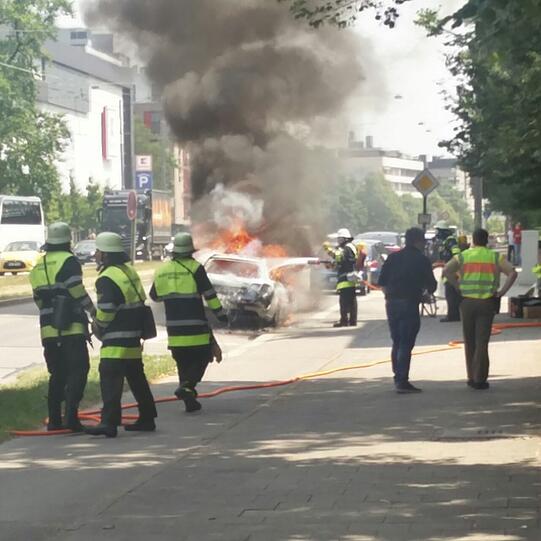 In der Berg-am-Laim-Straße ist am Donnerstag ein Auto komplett ausgebrannt.