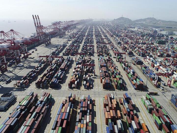 Containerdock im Tiefwasserhafen Yangshan bei Shanghai. China fordert von den USA mehr Kompromissbereitschaft im derzeitigen Handelsstreit.