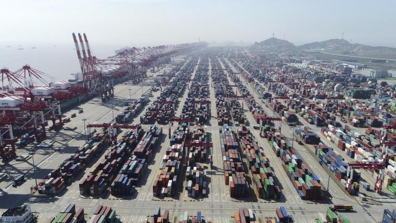 Containerdock im Tiefwasserhafen Yangshan bei Shanghai. China fordert von den USA mehr Kompromissbereitschaft im derzeitigen Handelsstreit. Containerdock im Tiefwasserhafen Yangshan bei Shanghai. China fordert von den USA mehr Kompromissbereitschaft im derzeitigen Handelsstreit.