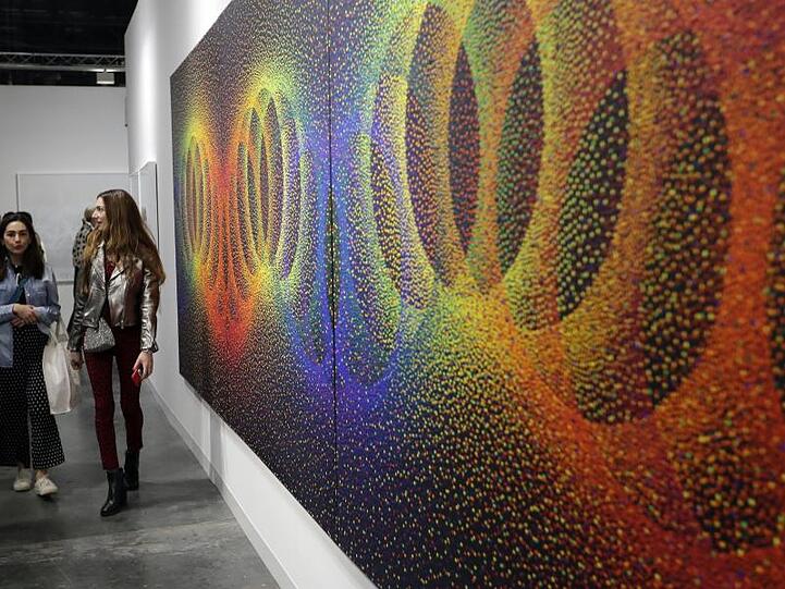 In der Nara Roesler Gallery an der Art Basel ist auch das Gemälde von Julio Le Parc mit dem Titel "Alchimie 396" zu sehen.