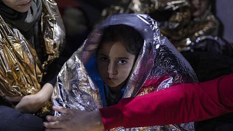 Ein irakisches Mädchen und anderen Flüchtlinge sind in Thermodecken gehüllt. 23 Migranten und Flüchtlinge aus Syrien, Irak, Palästina und dem Iran, die versuchten, mit einem Boot die Ägäis von der Türkei zur griechischen Insel Samos zu überqueren, wurden von der griechischen Küstenwache gerettet.