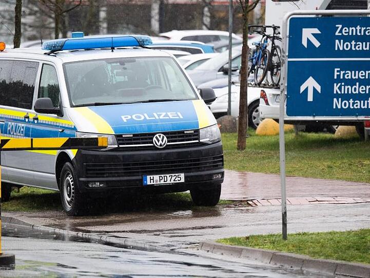 Polizei vor der Medizinische Hochschule Hannover: Hier wird ein Mann mit Schussverletzungen behandelt, der besonderen Polizeischutz braucht.