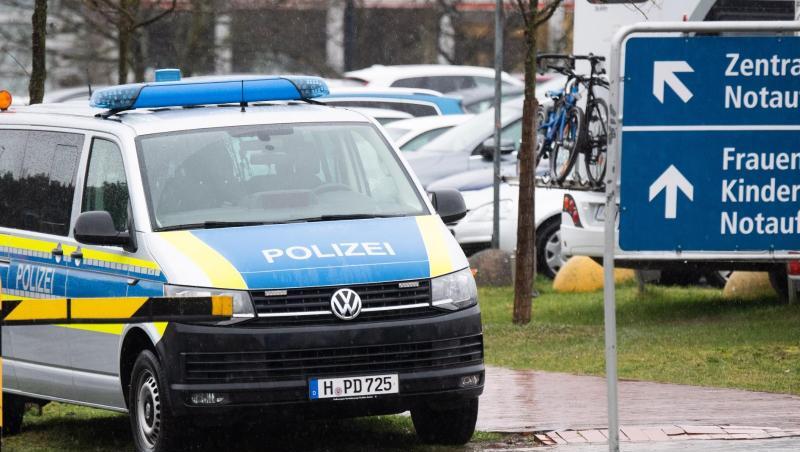 Polizei vor der Medizinische Hochschule Hannover: Hier wird ein Mann mit Schussverletzungen behandelt, der besonderen Polizeischutz braucht. Polizei vor der Medizinische Hochschule Hannover: Hier wird ein Mann mit Schussverletzungen behandelt, der besonderen Polizeischutz braucht.