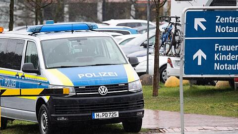 Polizei vor der Medizinische Hochschule Hannover: Hier wird ein Mann mit Schussverletzungen behandelt, der besonderen Polizeischutz braucht.