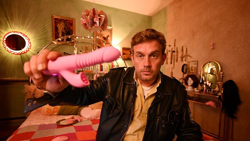 Franz Eberhofer (Sebastian Bezzel) nimmt das Spielzeug seines jüngsten Mordopfers genauer unter die Lupe. Franz Eberhofer (Sebastian Bezzel) nimmt das Spielzeug seines jüngsten Mordopfers genauer unter die Lupe.