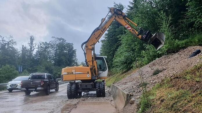 Ein Bagger arbeitet an der Bundesstraße 20. Der Landkreis Berchtesgadener Land hat wegen Hochwassers den Katastrophenfall ausgerufen.