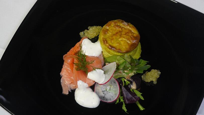Gang 1: Brokkoli-Kartoffel-Flan mit geräuchertem Lachs und Forellenkaviar Gang 1: Brokkoli-Kartoffel-Flan mit geräuchertem Lachs und Forellenkaviar