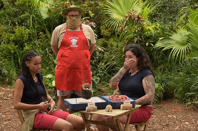 Cecilia Asoro (l.) und Jolina Mennen haben die Wahl zwischen dem erneut weitergereichten Schweinepenis oder den "Sack-Bällchen" (Bullen-Hoden).