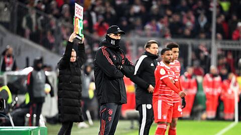 Eingepackt: Bayern-Trainer Thomas Tuchel (M) beobachtet das Geschehen. Eingepackt: Bayern-Trainer Thomas Tuchel (M) beobachtet das Geschehen.