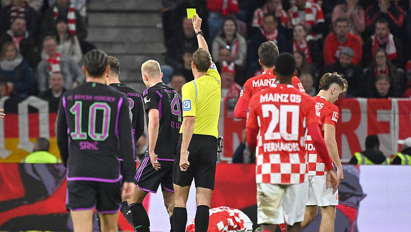 Nicht ohne Risiko, aber im Duell mit Leandro Barreiro kam Matthijs de Ligt (m.) mit Gelb davon.