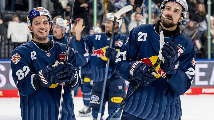 EHC-Stürmer Nico Krämmer (Nr. 21) erzielt im heiß umkämpften Derby gegen Augsburg im erneut ausverkauften SAP Garden sein erstes Saison-Tor.