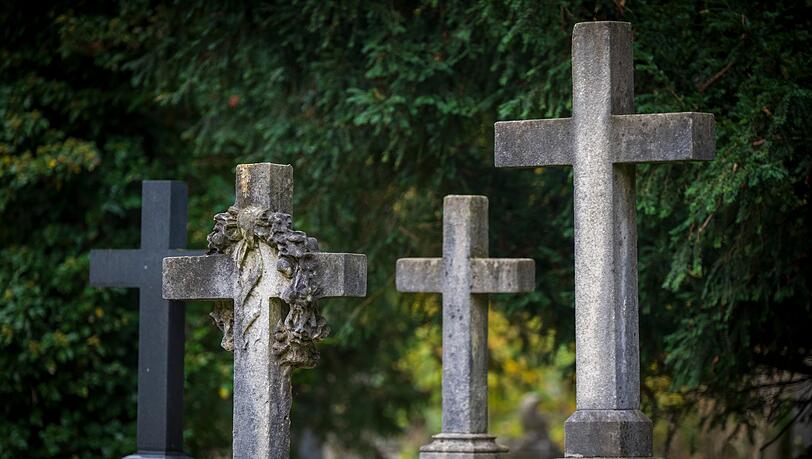 Der Friedhof in Lochhausen wird am Montag gesperrt. (Symbolbild) Der Friedhof in Lochhausen wird am Montag gesperrt. (Symbolbild)