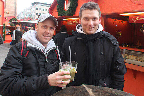 Gerrit (links) aus Leipzig und sein Nürnberger Kumpel Benjamin stehen auf die Feuerzangenbowle.