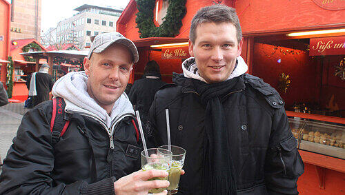 Gerrit (links) aus Leipzig und sein Nürnberger Kumpel Benjamin stehen auf die Feuerzangenbowle. Gerrit (links) aus Leipzig und sein Nürnberger Kumpel Benjamin stehen auf die Feuerzangenbowle.