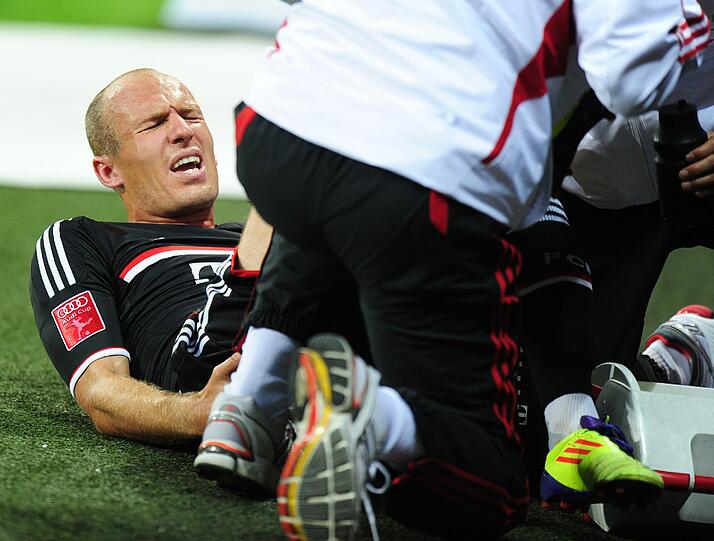 Der Schock in Minute 63: Arjen Robben bekommt nach einem Foul von Taye Taiwo einen Schlag auf die Wade, bleibt verletzt auf dem Rasen liegen.