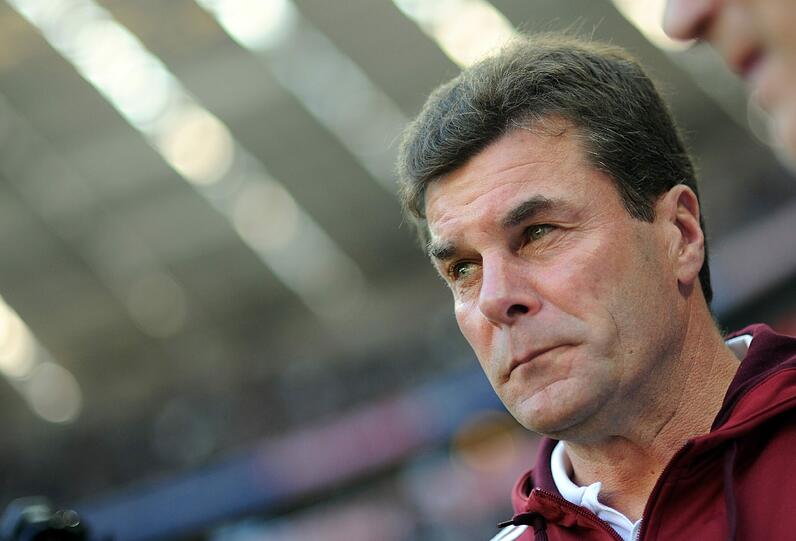 &bdquo;So ein Tor in der Schlussphase darf einfach nicht fallen. Es ist
natürlich wenig sinnvoll, aus 30 Metern den Ball zurückköpfen zu
wollen.&ldquo;
Kritisch: &bdquo;Club&ldquo;-Trainer Dieter Hecking zur misslungenen Aktion seines Abwehrspielers Timm Klose in der
Nachspielzeit, die zu einem Elfmeter gegen die Nürnberger und der 1:2-Niederlage gegen Freiburg geführt hatte.