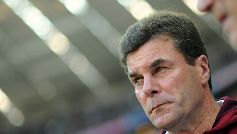 „So ein Tor in der Schlussphase darf einfach nicht fallen. Es ist
natürlich wenig sinnvoll, aus 30 Metern den Ball zurückköpfen zu
wollen.“
Kritisch: „Club“-Trainer Dieter Hecking zur misslungenen Aktion seines Abwehrspielers Timm Klose in der
Nachspielzeit, die zu einem Elfmeter gegen die Nürnberger und der 1:2-Niederlage gegen Freiburg geführt hatte. „So ein Tor in der Schlussphase darf einfach nicht fallen. Es ist
natürlich wenig sinnvoll, aus 30 Metern den Ball zurückköpfen zu
wollen.“
Kritisch: „Club“-Trainer Dieter Hecking zur misslungenen Aktion seines Abwehrspielers Timm Klose in der
Nachspielzeit, die zu einem Elfmeter gegen die Nürnberger und der 1:2-Niederlage gegen Freiburg geführt hatte.