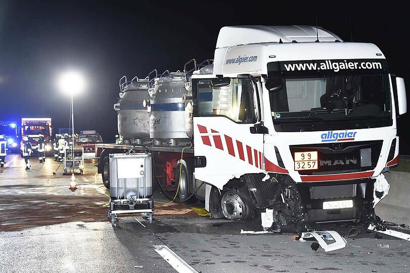 Der Gefahrguttransporter schob erste den Pannen-BMW auf die Böschung und prallte dann gegen die Mittelleitplanke.