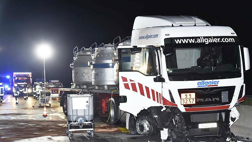 Der Gefahrguttransporter schob erste den Pannen-BMW auf die Böschung und prallte dann gegen die Mittelleitplanke. Der Gefahrguttransporter schob erste den Pannen-BMW auf die Böschung und prallte dann gegen die Mittelleitplanke.
