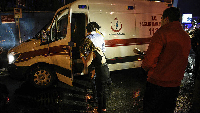 In Istanbul richtete ein Attentäter ein Blutbad unter Feiernden an. Die Bilder.