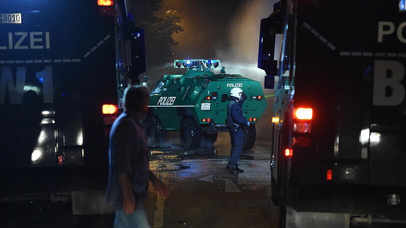 Immer wieder behinderten Schaulustige die Arbeit der Polizei - und brachten sich gleichzeitig selbst in Gefahr.