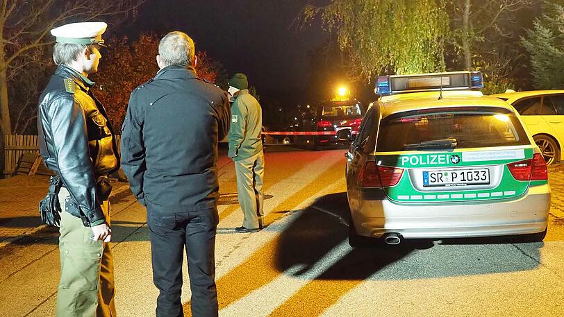 In der beschaulichen Gemeinde Altfraunhofen hat sich wohl eine Familientragödie ereignet. Die Bilder zeigen die Polizei am Tatort.