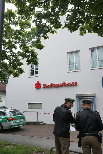 Die Polizei fahndet nach einem Überfall auf eine Stadtsparkasse nach dem Täter. Der Mann ist auf der Flucht.