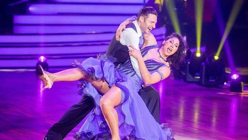 Ex-Fußballerin Steffi Jones und Robert Beitsch müssen "Lets Dance" als erstes Paar verlassen. Ex-Fußballerin Steffi Jones und Robert Beitsch müssen "Lets Dance" als erstes Paar verlassen.