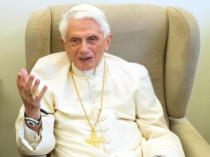 Der emeritierte Papst Benedikt XVI.. Foto: Daniel Karmann/Archivbild