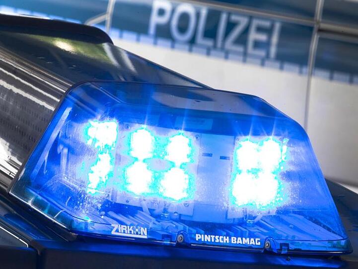 Blaulicht leuchtet auf einem Polizeiauto auf. Foto: Friso Gentsch/dpa/Symbolbild