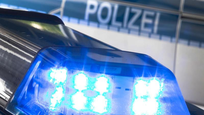 Blaulicht leuchtet auf einem Polizeiauto auf. Foto: Friso Gentsch/dpa/Symbolbild Blaulicht leuchtet auf einem Polizeiauto auf. Foto: Friso Gentsch/dpa/Symbolbild