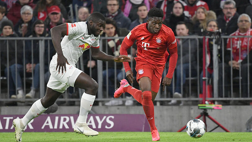 Alphonso Davies im Zweikampf mit Dayot Upamecano.