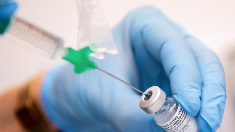 Der Impfstoff von Biontech und Pfizer wird in einer Klinik für die Injektion vorbereitet.