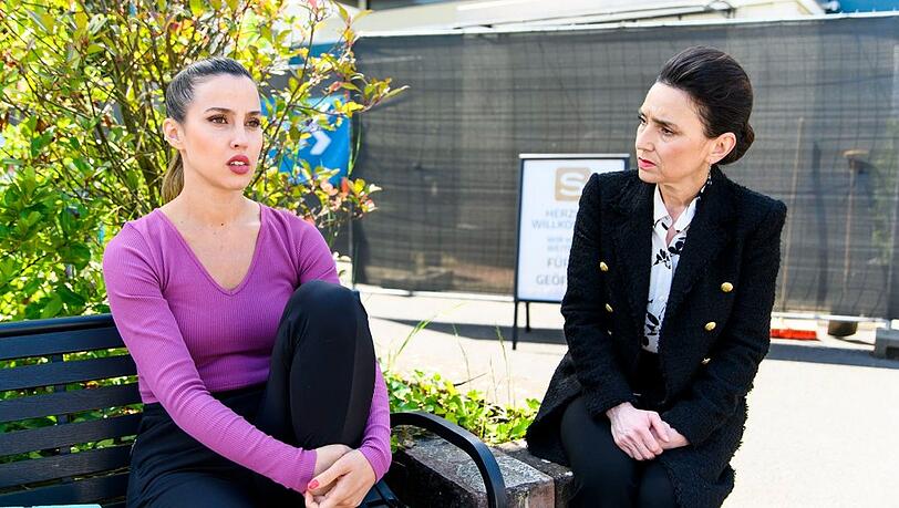 "Alles was zählt": Chiara (l.) lässt sich ihre Enttäuschung vor Simone (Tatjana Clasing) nicht anmerken.