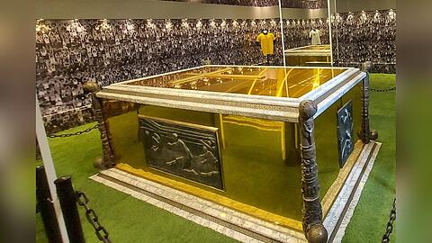 Pelés letzte Ruhestätte erinnert an ein Stadion.