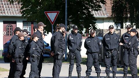 Polizistinnen und Polizisten sind für Befragungen und Untersuchungen in Pragsdorf.