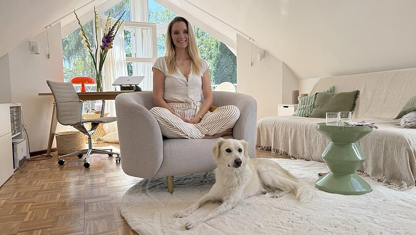 Amelie Diana in ihrem Wohnzimmer, das möglichst luftig und fröhlich sein sollte.