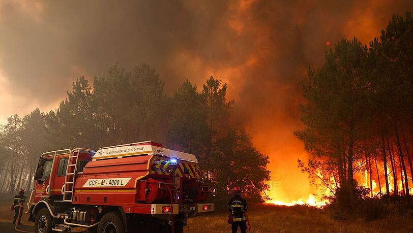 Tausende Touristen müssen wegen der Waldbrände bei Bordeaux ihre Quartiere räumen. Tausende Touristen müssen wegen der Waldbrände bei Bordeaux ihre Quartiere räumen.