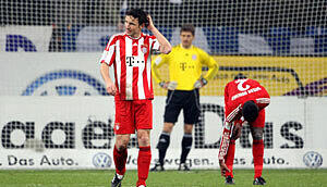 Bedröppelt, niedergeschlagen: Kapitän Mark van Bommel und die Bayern-Kollegen.