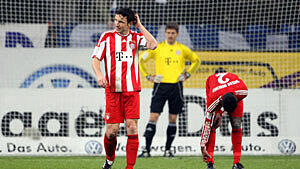 Bedröppelt, niedergeschlagen: Kapitän Mark van Bommel und die Bayern-Kollegen.