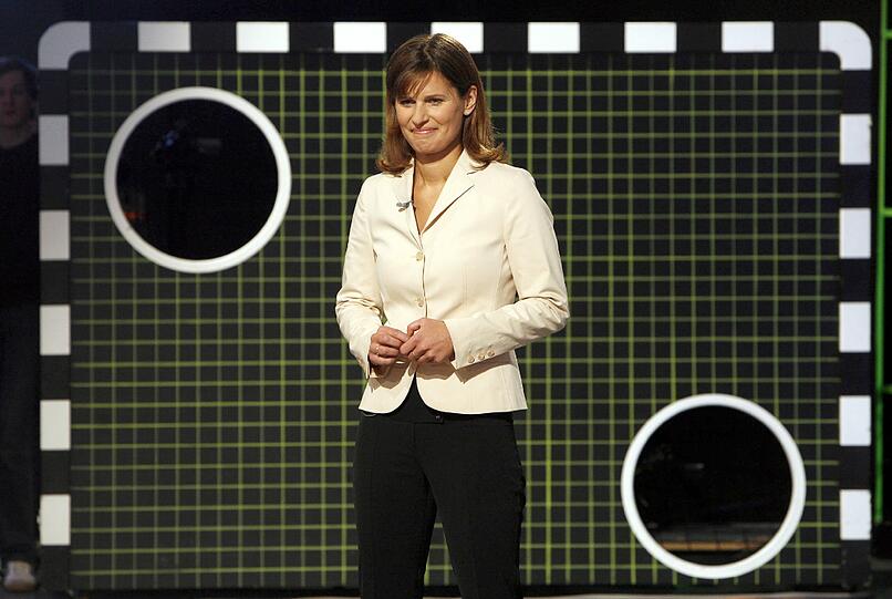 ZDF-Sportstudio: Moderatorin Katrin Müller-Hohenstein vor der Torwand (2006).