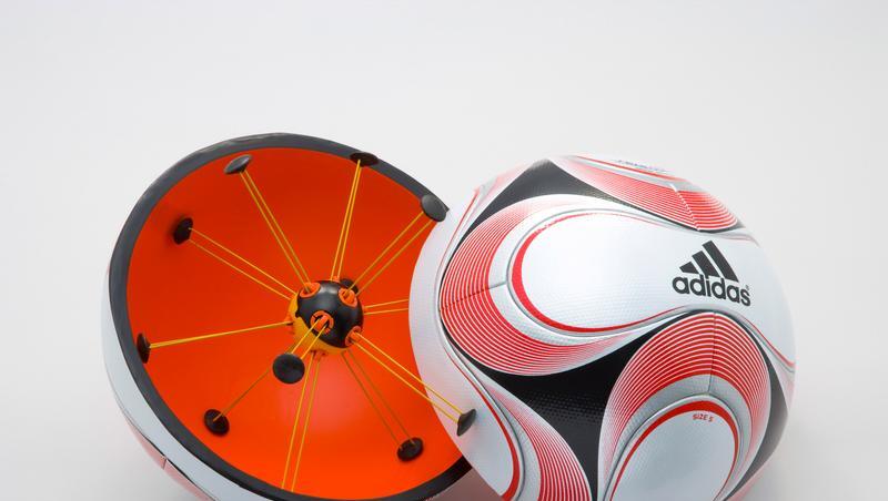 Nun wird er eingesetzt: Die FIFA will künftig Chip im Ball und Torkamera erlauben, um strittige Tore zu beurteilen. Zunächst soll die Neuerung bei der Club-WM im Dezember in Japan, beim Confederations Cup 2013 und bei der WM 2014 in Brasilien gelten. Nun wird er eingesetzt: Die FIFA will künftig Chip im Ball und Torkamera erlauben, um strittige Tore zu beurteilen. Zunächst soll die Neuerung bei der Club-WM im Dezember in Japan, beim Confederations Cup 2013 und bei der WM 2014 in Brasilien gelten.