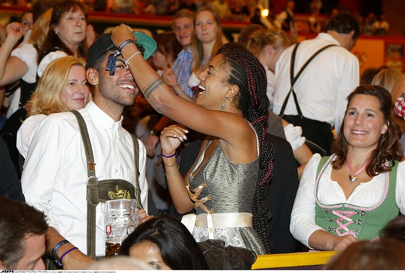 Boris Becker: So feiert die Tennis-Legende auf dem Oktoberfest 2013 mit seiner Familie. Die Bilder...