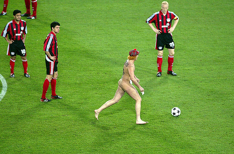 Einen großen Auftritt hat dieser Schotte im Champions-League-Finale 2002 zwischen Bayer Leverkusen und Real Madrid. Man beachte die Mütze!