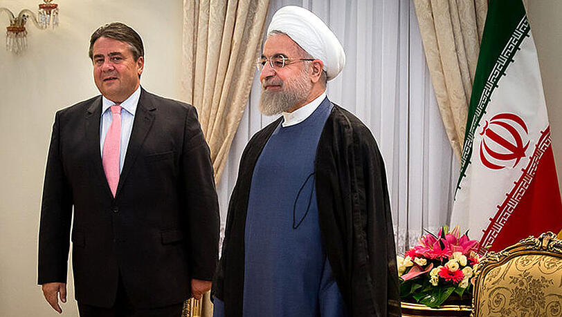 Bundeswirtschaftsminister Sigmar Gabriel wird vom iranischen Präsidenten Hassan Ruhani empfangen. Bundeswirtschaftsminister Sigmar Gabriel wird vom iranischen Präsidenten Hassan Ruhani empfangen.