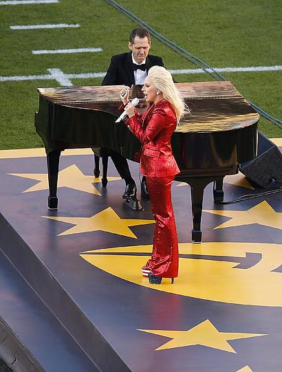 Lady Gaga durfte vor Anpfiff die Nationalhymne der USA singen