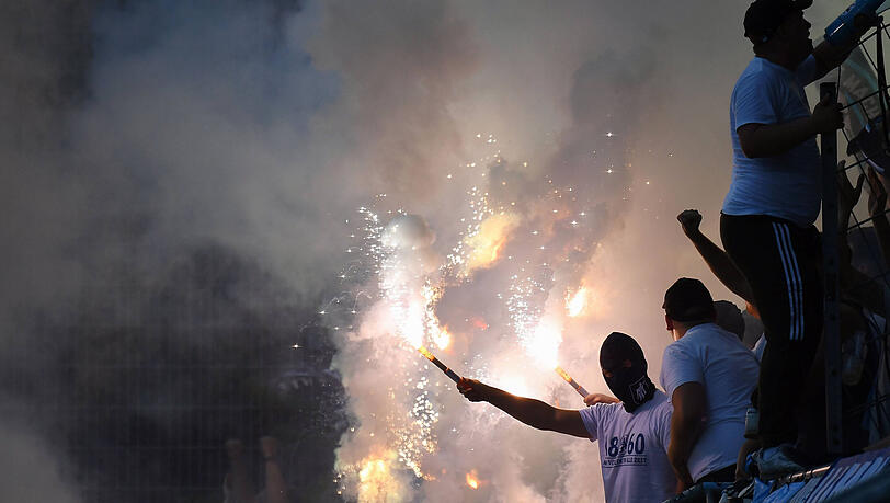 Am Montag zündeten die Löwen-Fans einmal mehr Pyrotechnik - womöglich werden dieses Mal die Chaoten zur Kasse gebeten. Am Montag zündeten die Löwen-Fans einmal mehr Pyrotechnik - womöglich werden dieses Mal die Chaoten zur Kasse gebeten.