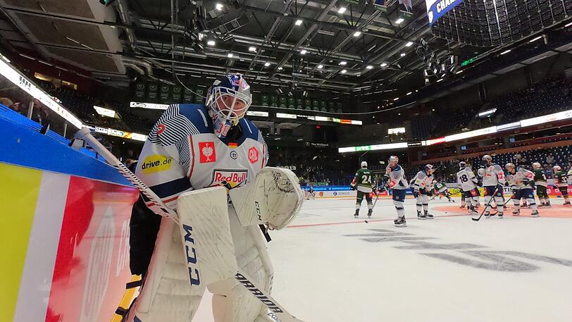 In voller Montur: EHC-Manager Christian Winkler am Dienstagabend