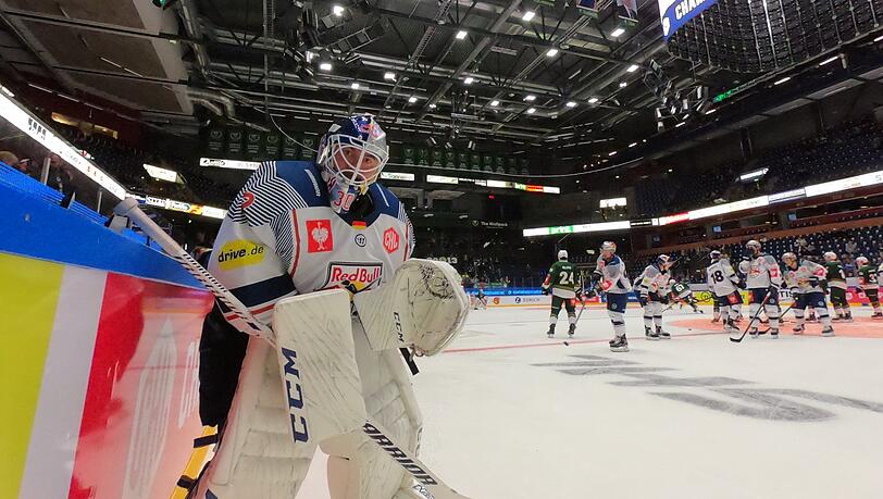 In voller Montur: EHC-Manager Christian Winkler am Dienstagabend In voller Montur: EHC-Manager Christian Winkler am Dienstagabend