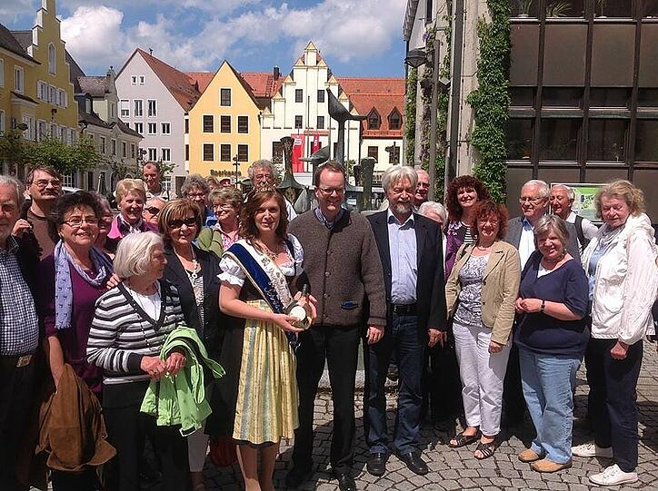 Auf dem Marktplatz von Schrobenhausen überreichte MdL Markus Rinderspacher Spargelkönigin Stefanie I. einen fränkischen Silvaner, passend zum Spargel.